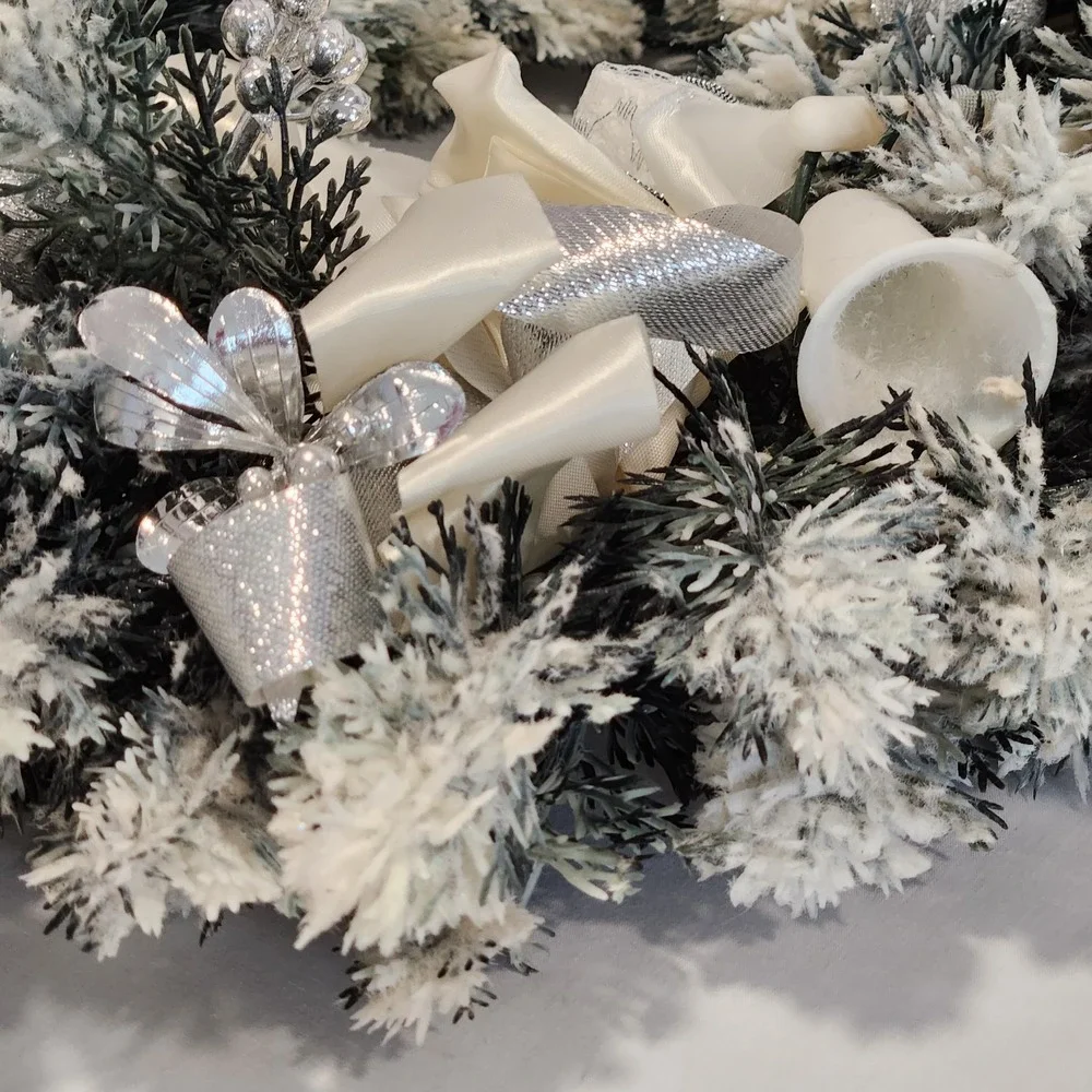 VTG  KITSCHY Plastic MCM‎ Christmas Wreath Snow Flocked Silver Accents 18
